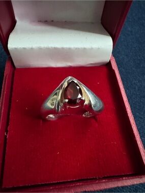925 Sterling Silver teardrop-shaped Garnet Ring size 8